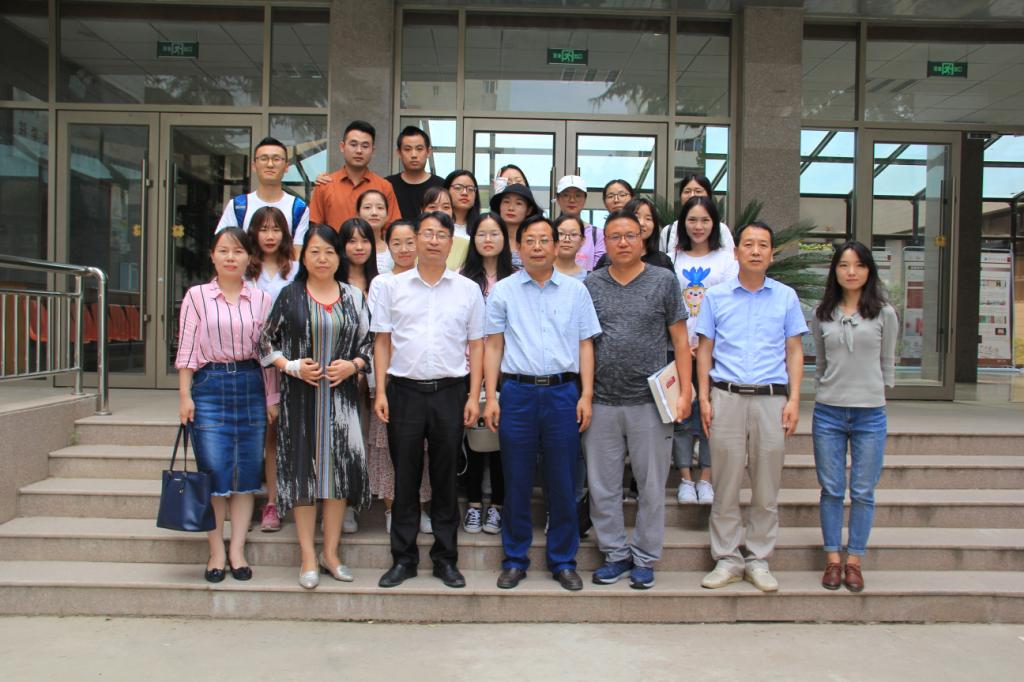 与兰州大学文学院师生合影