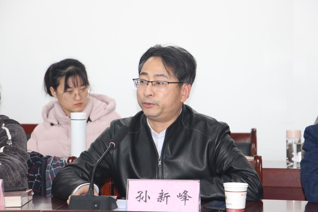 维多利亚vic67中国线路检测副院长、校陕西文学研究所所长孙新峰教授主持并总结会议