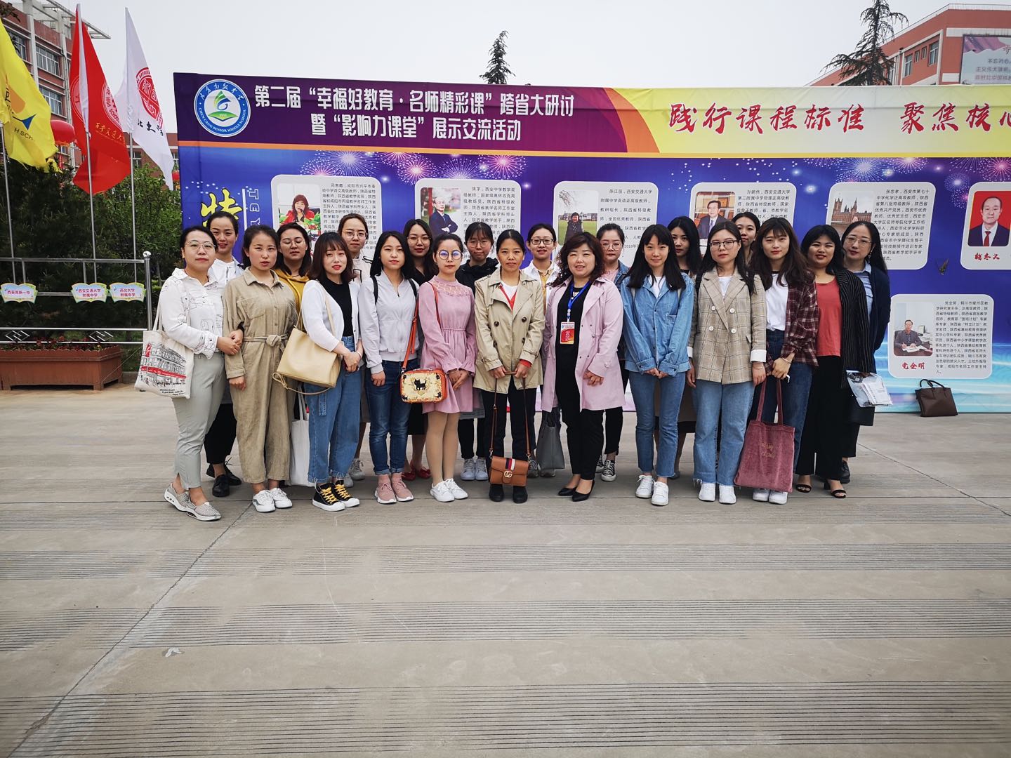 维多利亚vic67师生与兼职导师、省教学名师司惠霞老师合影留念