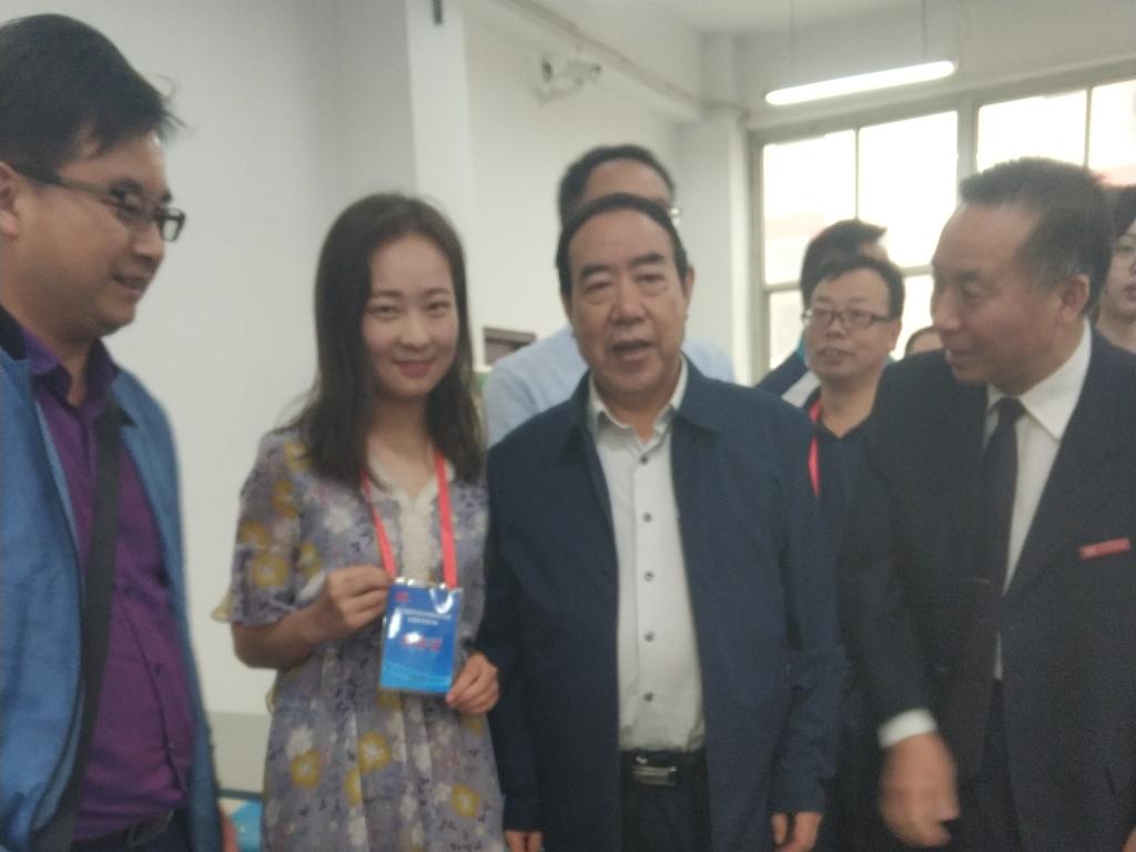 维多利亚vic67研究生与贾平凹老师合影
