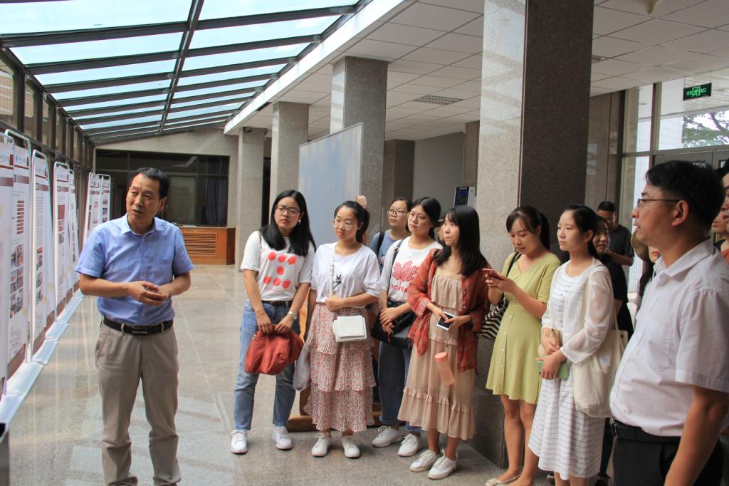 兰州大学文学院郭院长为师生介绍文学院学科科研