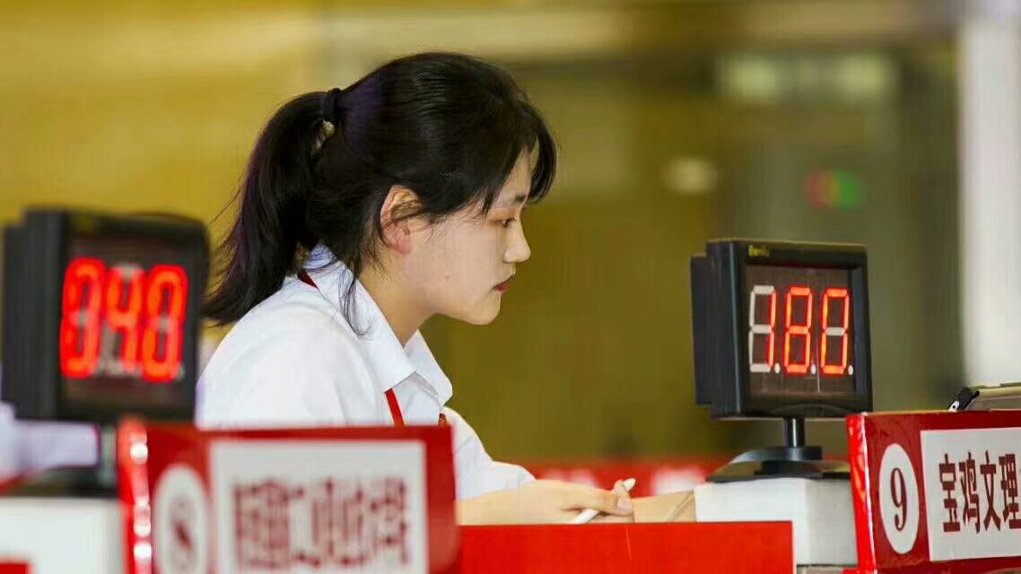 我校学生正在答题